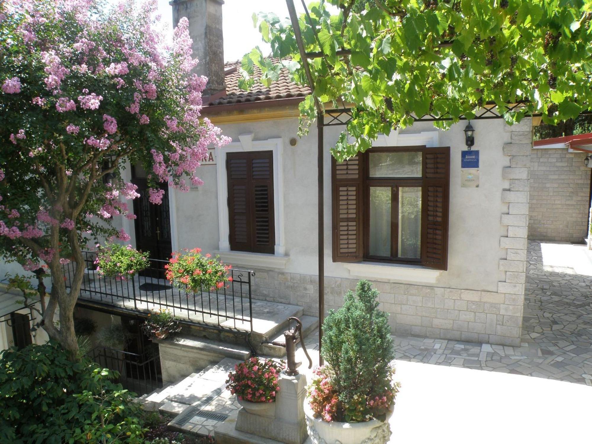 Apartments Villa Salona Opatija Rom bilde